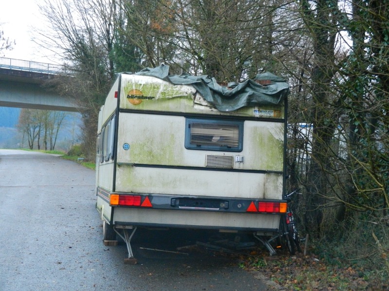 DSCN2120.JPG - In Neckargerach will ich mir einen Womostellplatz ansehen und entdecke diesen "Top" Wohnwagen.