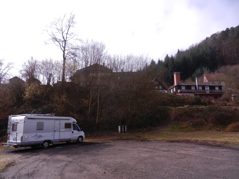 DSCN4930.JPG - Wir stehen nun auf dem Stellplatz direkt unter dem Naturfreundehaus. Es gibt Strom und Wasser. Der Platz kostet €3,00 pro Nacht, Strom kostet €2,00 und Wasser gibts für €1,00. Duschen und Toiletten gibt es im Naturfreundehaus natürlich auch (Wer es denn unbedingt braucht!?). Der Platz ist nicht besonders schön angelegt aber gerade im Sommer bestimmt viel besser. Zudem ist die Lage direkt am Waldrand bestens geeignet für Wanderungen von hier aus.