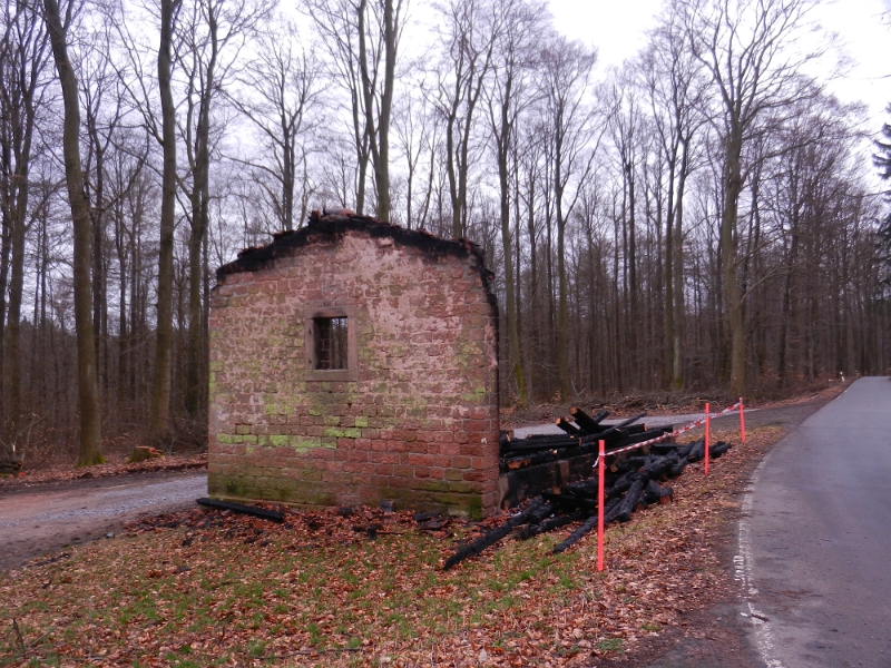 DSCN4960.JPG - Ohje, die einstige Schutzhütte gegenüber ist abgebrannt.