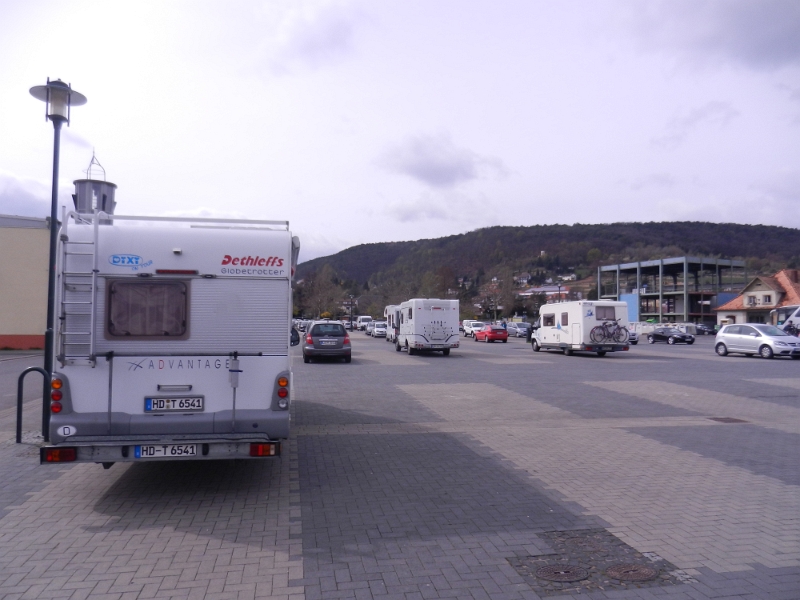 DSCN6002.JPG - ...dort stellen wir uns auf den großen Parkplatz beim Fass und der Saline.