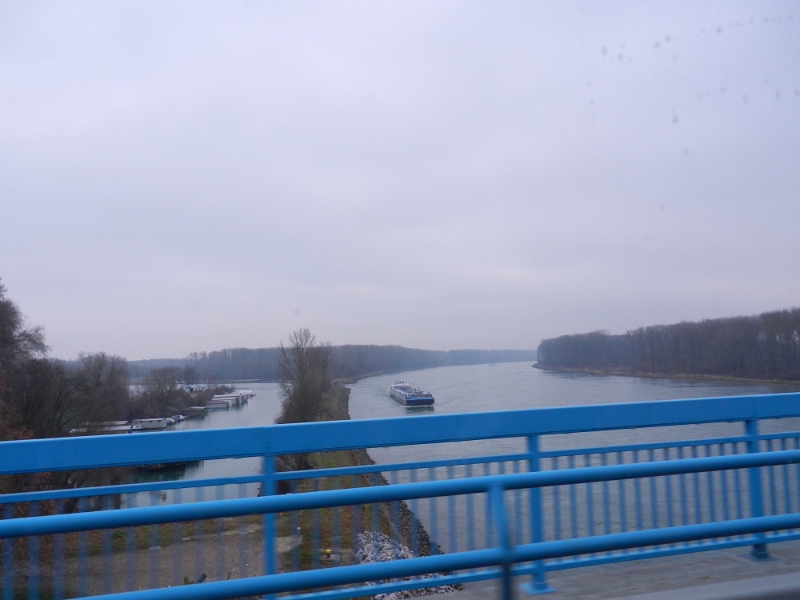 DSCN4633.JPG - ...30 min später überqueren wir den Rhein und sind somit in Germersheim.