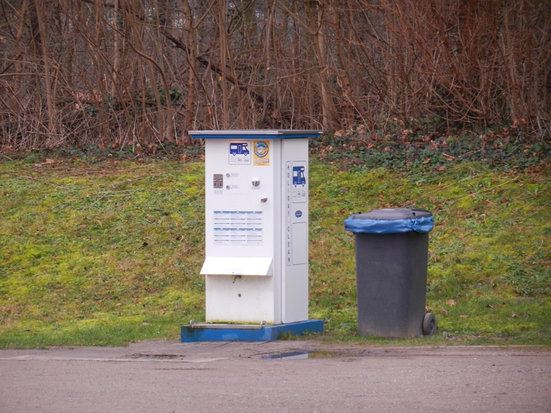 DSCN4639.JPG - Eine Holdiday-Clean-Anlage ist auch vorhanden und die Entsorgung ist kostenlos. Frischwasser (ca. 80l) gibts für €1,00.