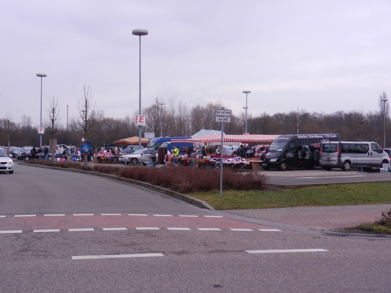 DSCN4648.JPG - Auf dem Parkplatz vom Real ist gerade Flohmarkt.