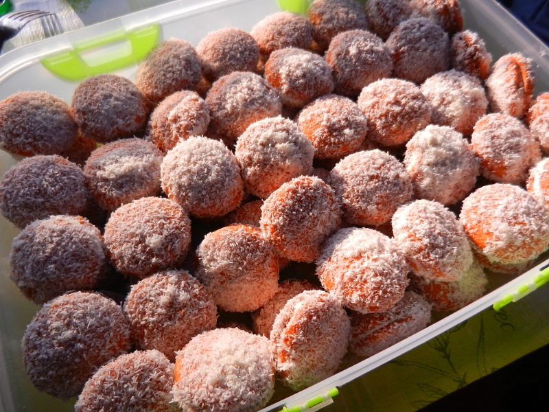 DSCN2156.JPG - Weil wir etwas "Kuchen" mit zur Familienfeier bringen wollen und wir morgen zudem noch auf einen runden Geburtstag wollen, haben wir mal eben "unsere berühmten Kokosbällchen gebacken".