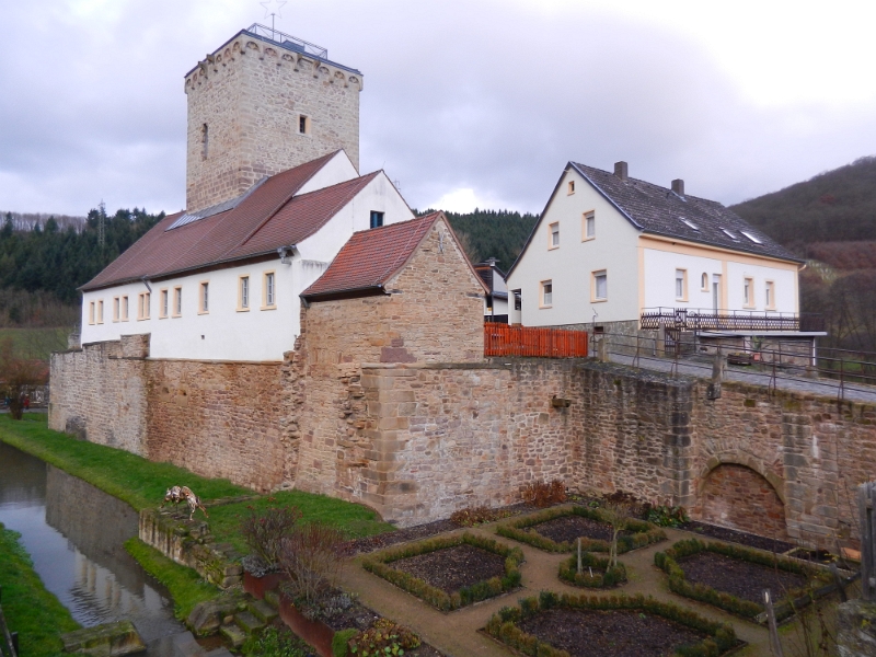 DSCN2186.JPG - Ok, die Wasserburg wollen wir uns noch anschauen.