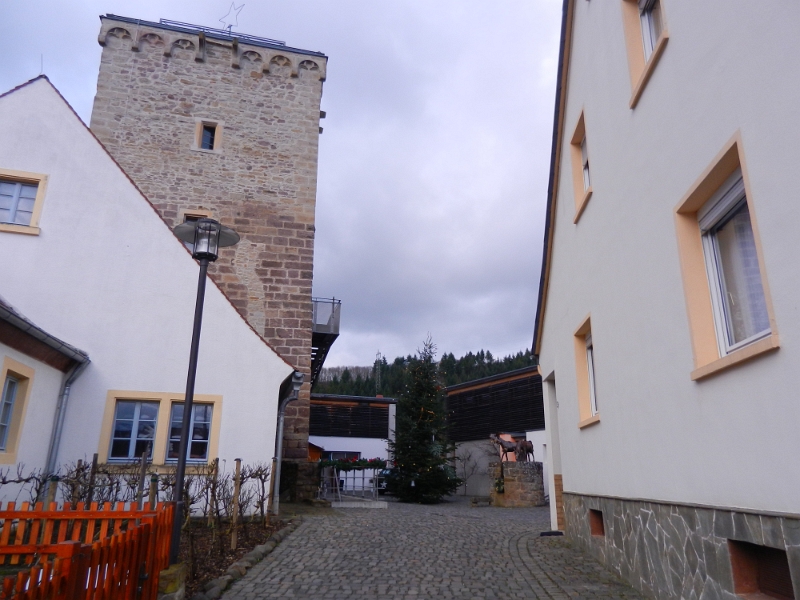 DSCN2188.JPG - Im Innenhof steht ein Weihnachtsbaum.