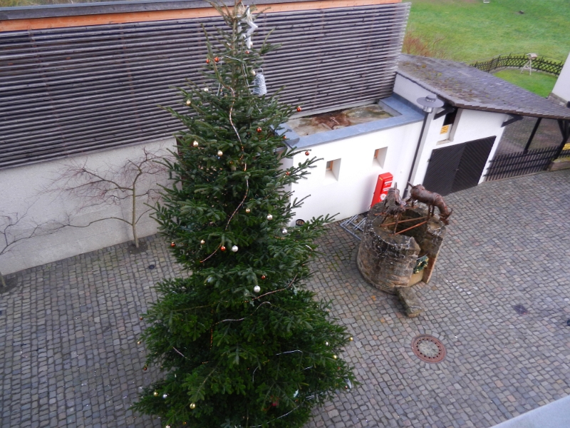 DSCN2193.JPG - In der Wasserburg befindet sich ein Restaurant, ansonsten gibt es aber nichts zu sehen. Ob man den Turm besteigen kann/darf weiß ich nicht. Zur Zeit ist jedenfalls die Tür verschlossen :-(