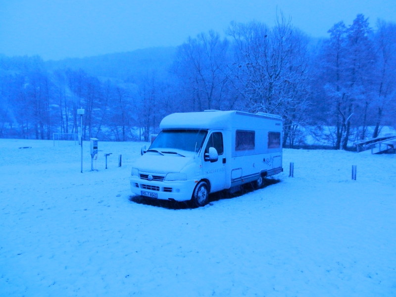 DSCN2200.JPG - Was tun? Wenn wir hier und es weiter so Schneit kommen wir nicht mehr "aus dem Loch". Laut Wetterbericht soll es noch schlimmer werden!