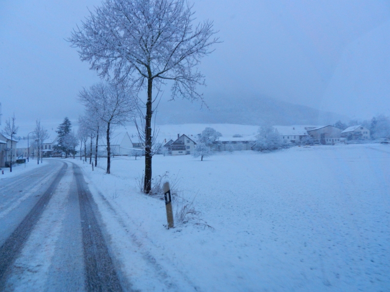 DSCN2208.JPG - Wir kämpfen uns Kilometer um Kilometer in Richtung Autobahn, in der Hoffnung dass diese halbwegs frei von Eis und Schnee ist!