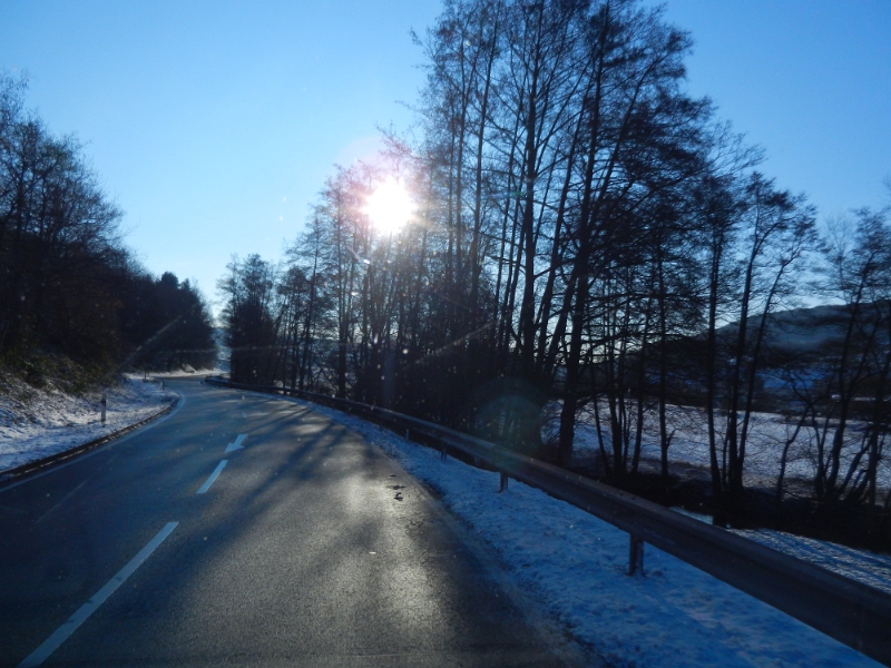 DSCN2247.JPG - Kurz darauf sind wir auf dem Heimweg. Super, die Straßen sind frei, zumindest diese. Viele Nebenstraßen sind noch Eisglatt und Schneebedeckt.