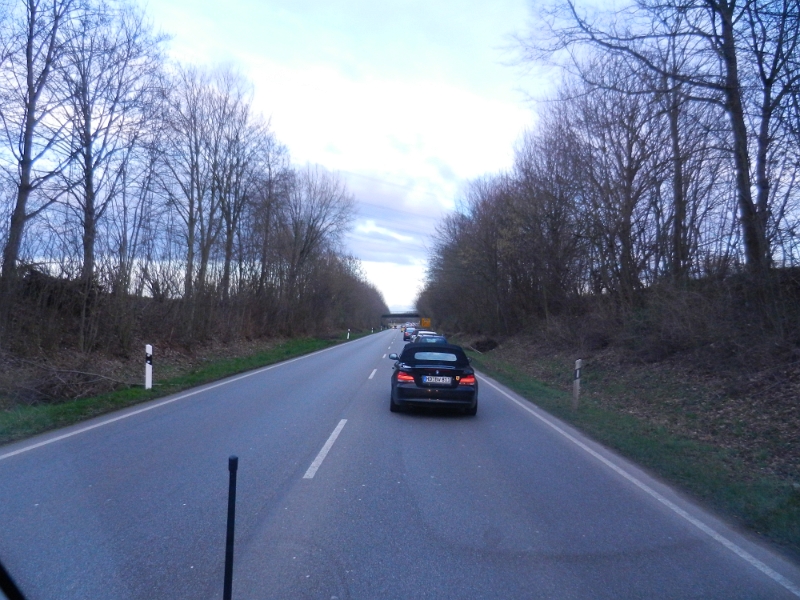 DSCN5040.JPG - Um 17:30 Uhr machen wir uns auf den Weg ins laaaange Wochenende und landen... IM STAU!!!Dabei sind wir noch nicht einmal auf der der Autobahn!?!?