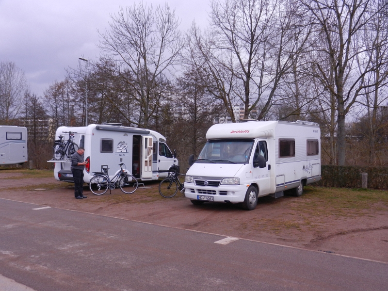 DSCN5060.JPG - In Bamberg auf dem Stellplatz angekommen erscheinen unsere Nachzügler keine 5 Minuten nach uns :-)Wir wollen mit den Rädern in die Stadt radeln. Leider zwingt uns eine Panne an Dirks neuem E-Bike zu einem Fussmarsch... Auch OK, ich will ja abnehmen!