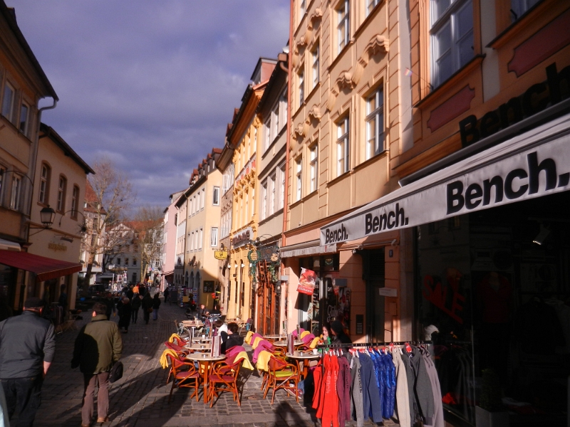 DSCN5138.JPG - Einige Geschäfte wollen auch durchstöbert werden.