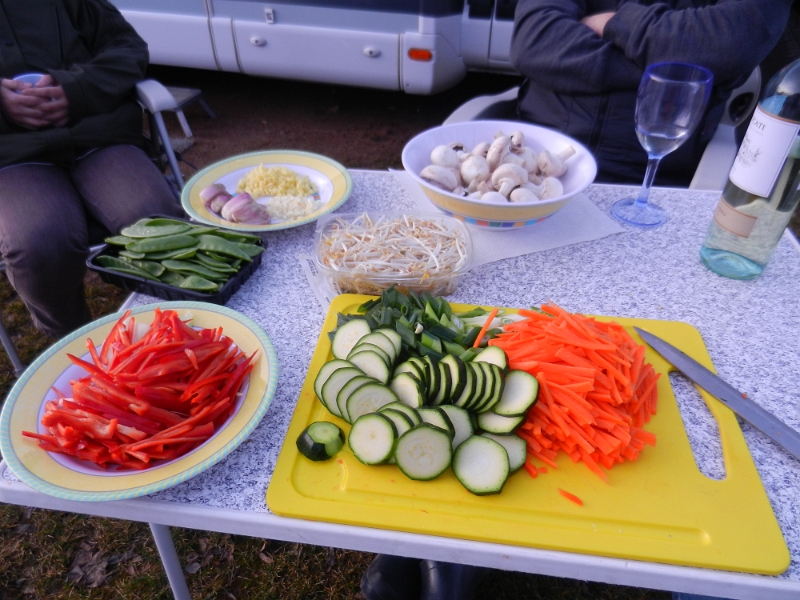 DSCN5149.JPG - Heute haben wir spontan geplant mal wieder thailändisch zu kochen. Dirk und ich helfen kräftig mit Schnippelarbeiten. Biene zaubert daraus ein leckers Grünes-Curry.