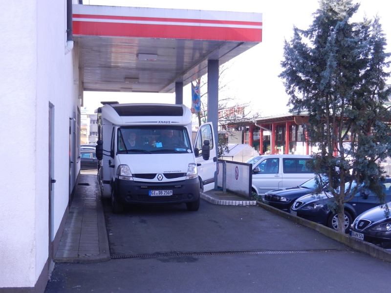 DSCN5156.JPG - Am nächsten Tag machen wir uns wieder auf die Socken, bzw. zur Tankstelle.Wir brauchen Diesel und Dirk braucht Gas.