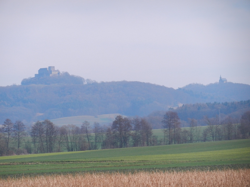 DSCN5167.JPG - Wir sind übrigens auf dem Weg nach Bayreuth. Wir wollen aber einen Abstecher über Wonsees bzw. Sanspareil machen, dort hat Biene einen besonders sehenswerten Felsengarten auf der Landkarte entdeckt.