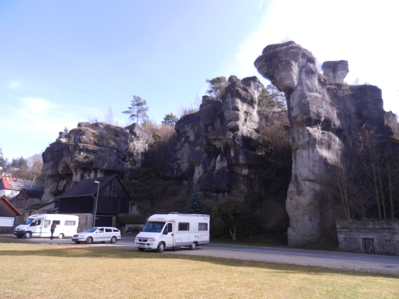 DSCN5183.JPG - Die typischen freistehenden Felsensäulen der Fränkischen Schweiz.