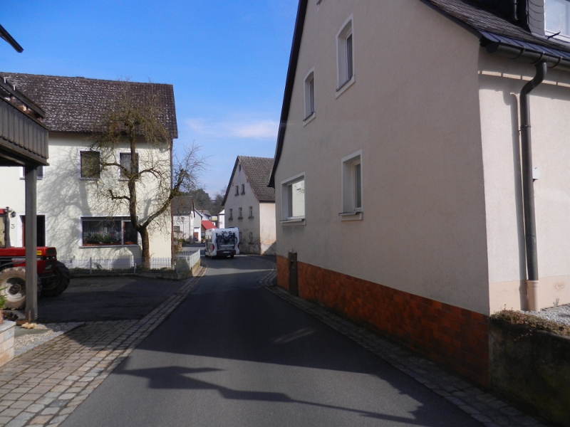 DSCN5192.JPG - Wir fahren weiter durch teils sehr enge Straßen.