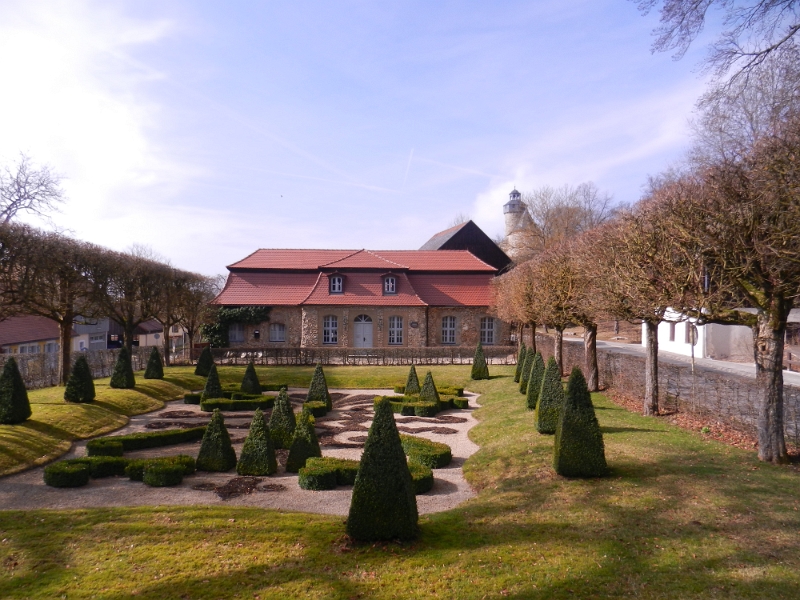 DSCN5203.JPG - Der "Parterre" genannte und schön angelegte Garten mit dem Küchenbau im Hintergrund.