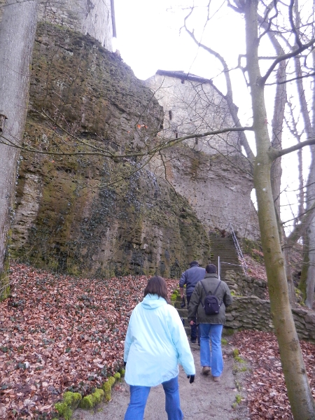 DSCN5206.JPG - Zunächst untersuchen wir diesen Weg der vermutlich um die Burg herum geht...