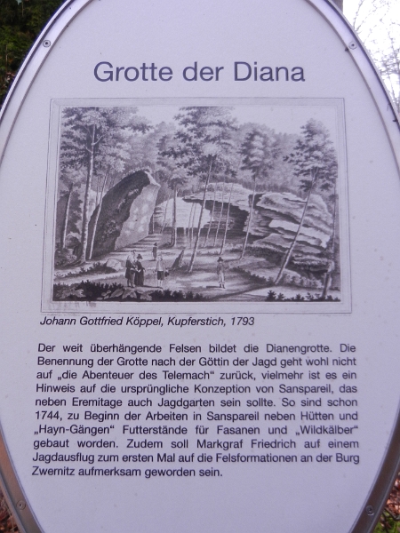 DSCN5218.JPG - Schön, zu jedem Fels bzw. jeder Grotte steht das passende Infoschild daneben.