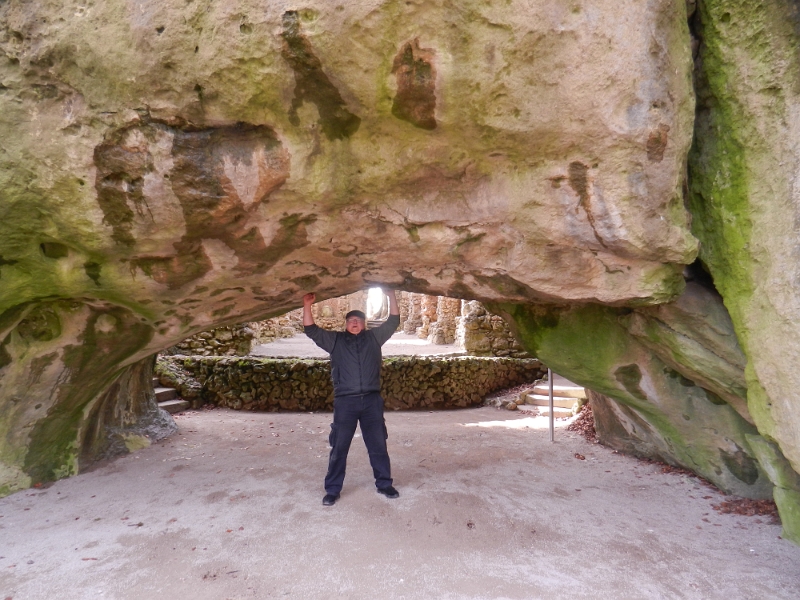 DSCN5230.JPG - Nun sind wir in der "Grotte des Superman's". Heldenhaft hebt Dirk mal eben den Fels hoch! *STAUN*