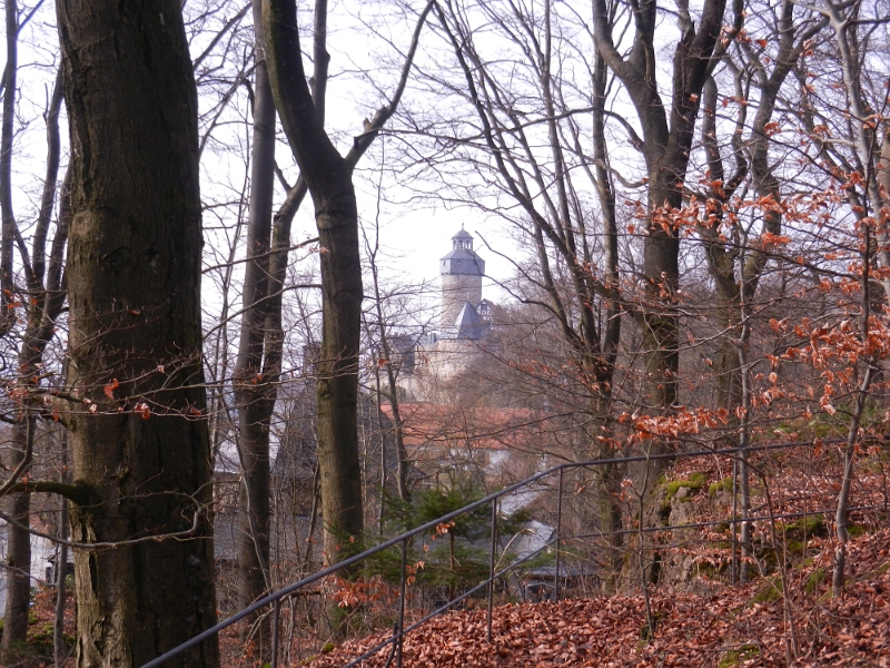 DSCN5243.JPG - Jetzt erklimmen wir noch einen höheren Fels und sind fast am Ende unseres Rundgang's.