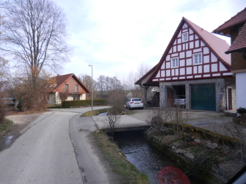 DSCN5256.JPG - Nun fahren wir stellenweise durch klitzekleine Dörfchen weiter in richtung Bayreuth...