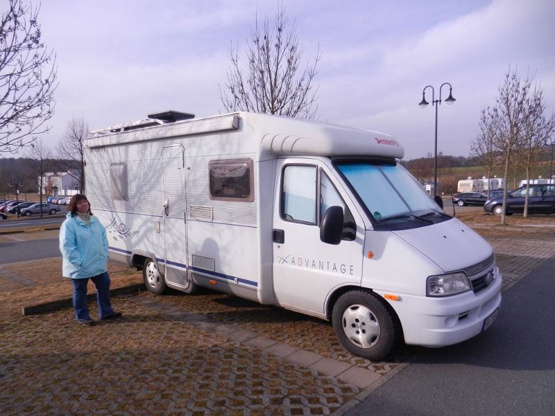 DSCN5261.JPG - Der eigentliche Stellplatz ist mit Roma's belegt, so dass wir uns einfach auf den kostenlosen Parkplatz der Therme stellen.Am Abend gehen wir gemeinsam in die Therme und lassen uns durchblubbeln.