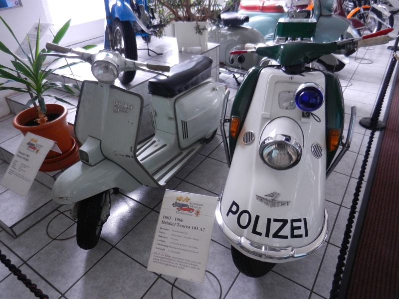 DSCN5290.JPG - Booaahr... Ein Heinkel-Tourist-Roller von der Polizei und ein Roller von Ducati, was es nicht alles gibt/gab!