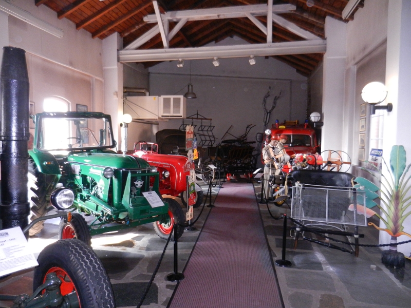 DSCN5316.JPG - In einer anderen Halle stehen u.a. landwirtschaftliche Geräte, Feuerwehrautos usw.