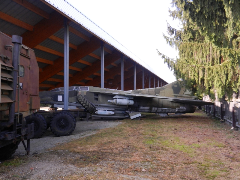 DSCN5324.JPG - Neben dem Campingmonster steht eine MiG-23.