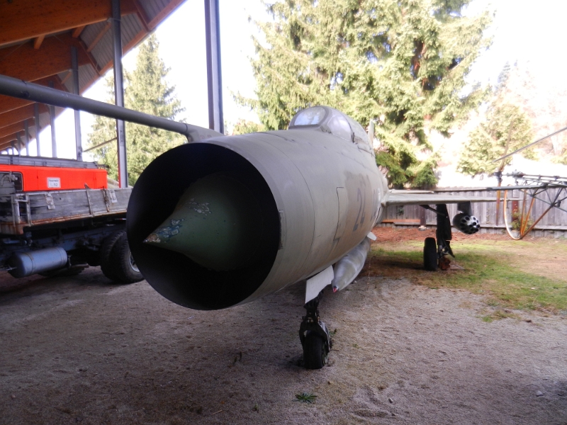 DSCN5337.JPG - Daneben steht eine MiG-21.