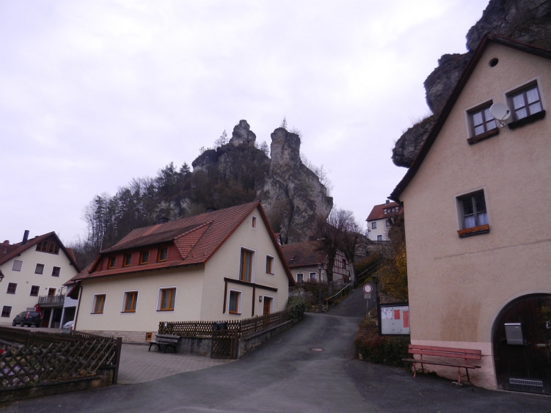 DSCN5438.JPG - Nun laufen wir auf der anderen Seite des Berges im Tal entlang und sollten so eigentlich wieder am Dixi ankommen.