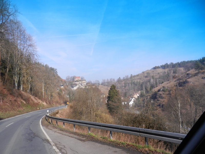 DSCN5455.JPG - Wir fahren runter in den Ort wo ein großer Parkplatz ist. Von hier wollen wir eine Wanderung in die Bärenschlucht machen und natürlich Pottenstein anschauen.