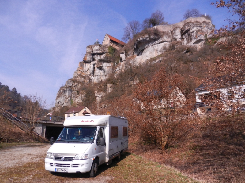 DSCN5458.JPG - Der Parkplatz ist unterhalb der Burg Pottenstein.