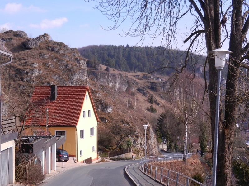 DSCN5471.JPG - Zunächst gehts mal wieder steil und lang den Berg rauf *Uff*.