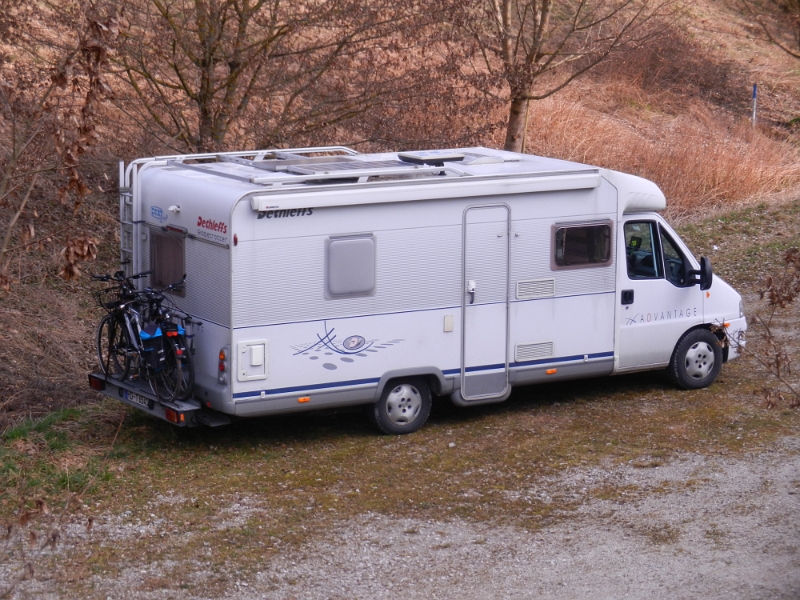 DSCN5561.JPG - Zurück am Dixi tun uns die Füße weh... Wir wollen aber denoch weitere 80km nach Herzogenaurach fahren um die Nacht am Atlantis-Freizeitbad zu verbringen.