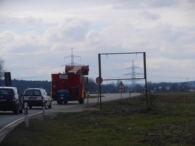 DSCN5590.JPG - Nun tuckern wir hinter ein paar langsam fahrenden Autos hinterher. Der Grund ist dieses seltsame Vehikel.