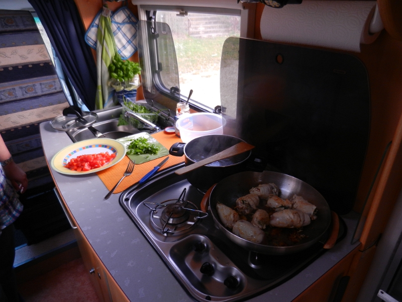 DSCN5636.JPG - Wir machen Hühnerrouladen gefüllt mit Tomate, Basilikum und Rucola. Dazu natürlich einen Salat.