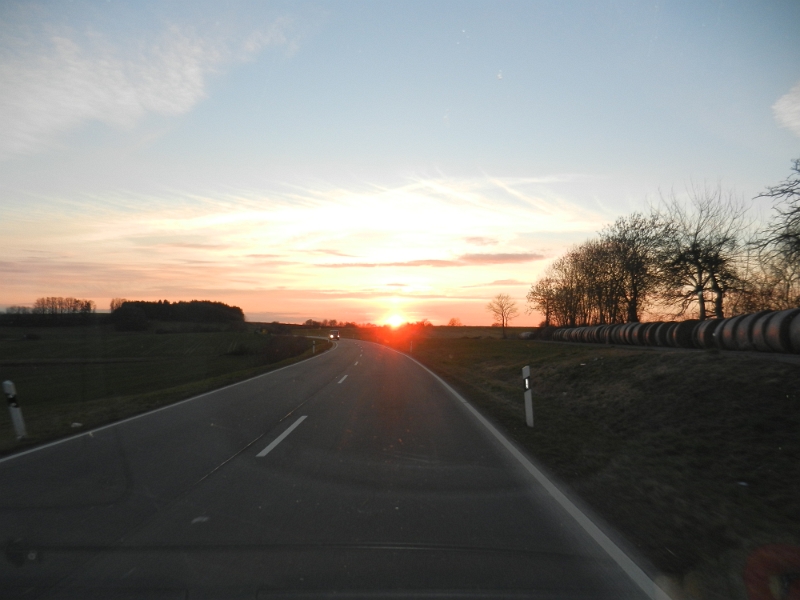 DSCN5659.JPG - Wir fahren dem Sonnenuntergang entgegen.