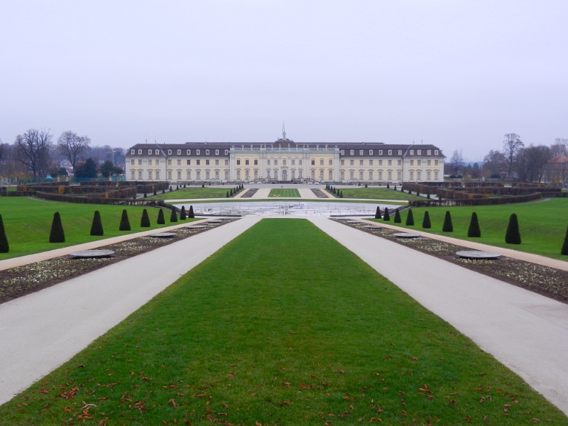 DSCN1636.JPG - ...beim Residenzschloss Ludwigsburg, dem Wahrzeichen der Stadt.