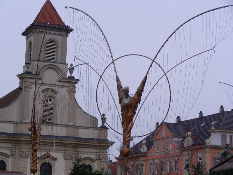 DSCN1692.JPG - Der Marktplatz ist schön geschmückt.