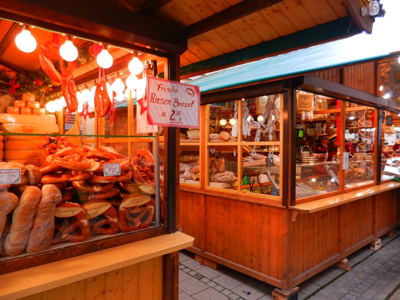 DSCN1693.JPG - Wir decken uns mit frischem Brot, leckeren Würsten und Allgäuer Bergkäse ein. Somit ist unser Abendessen gesichert.