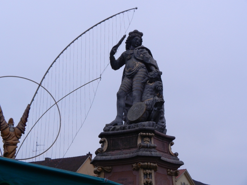 DSCN1717.JPG - Auf dem Marktbrunnen steht der Stadtgründer Herzog Eberhard Ludwig.