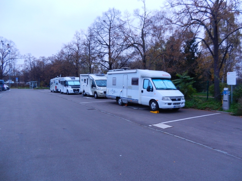 DSCN1720.JPG - Zurück am Stellplatz, es sind noch ein paar Nachbarn hinzugekommen.