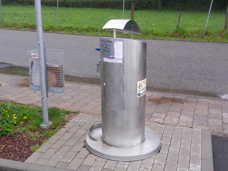 DSCN6745.JPG - Die VE ist nicht mal schlecht. Hier an dieser Säule bekommt man Frischwasser. Das Abwasser sowie die Toilette entleert man in einem extra Bodeneinlass, dort befindet sich ein Fussschalter für die Spülung und Casettenreinigung. Ab und zu "spicht" die Säule sogar?!?!? Da kommt die Bedienungsanleitung aus dem Lautsprecher!!! WOW!