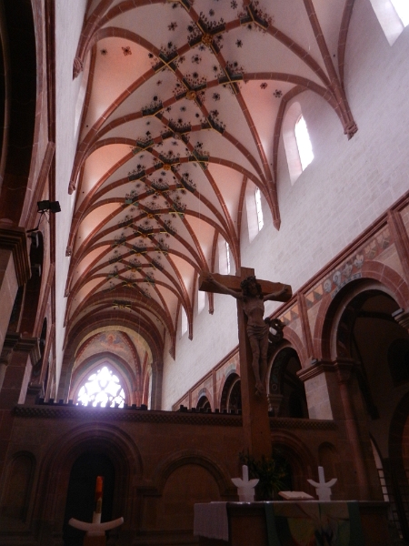 DSCN6818.JPG - Die Kirche ist eine dreischiffige Basilika, die in den Jahren 1147 bis 1178 zunächst in romanischem Stil erbaut wurde. Sie ist ungewöhnlich lang, da das Langschiff zwei Kirchen, die Laien- und die Mönchskirche, vereinigt. Ein romanischer Lettner trennt die Laienkirche, den so genannten Bruderchor, von der Mönchskirche, dem so genannten Herrenchor. Eine Besonderheit ist dabei das Kruzifix: Das Kruzifix und der Körper des Heilands sind aus einem einzigen Steinblock herausgemeißelt. Es ist dabei exakt so ausgerichtet, dass an den längsten Tagen im Jahr nach zehn Uhr die Sonnenstrahlen die Dornenkrone Christi aufleuchten lassen.