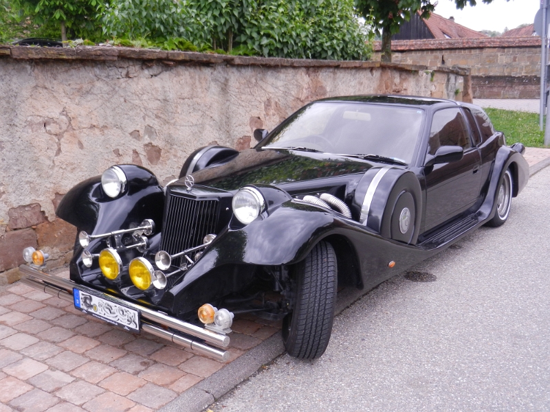 DSCN6874.JPG - Was ist das denn???  Im Web habe ich nachgelesen, es handelt sich um ein  Mitsuoka Le-Seyde "Neuschwanstein".Der Hingucker schlechthin ist jedoch der mehr als 5,2 Meter lange Le-Seyde. Auf Basis des längst eingestellten Nissan Silvia Sportcoupé mutiert der biedere Sportler unter den Händen von Mitsuoka zu einem automobilen Neuschwanstein. Immerhin bietet dieses 30er-Jahre Roadster-Ripoff bei einem Radstand von über 3,4 Meter vier ausgewachsenen Personen Platz. Als Konzeptstudie haben die Japaner den Le-Seyde auch schon als Cabrio gezeigt. In der Preisliste steht das Coupé mit umgerechnet 38.352 Euro.