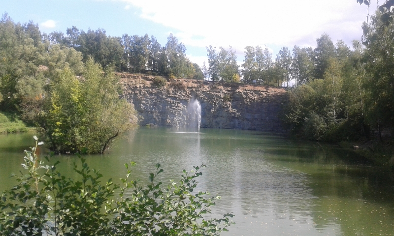 20140830_133338.jpg - In Eberstadt angekommen suchen wir ein Platz wo wir evtl. auch direkt über Nacht bleiben können. Hier sind wir am See direkt vor der Höhle angekommen.